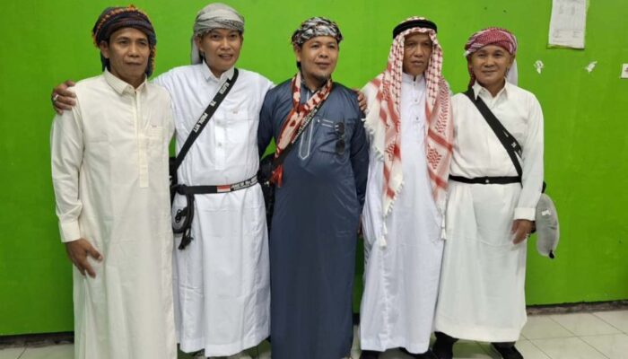Jemaah Haji NTT Kembali ke Daerah dengan Baju Adat