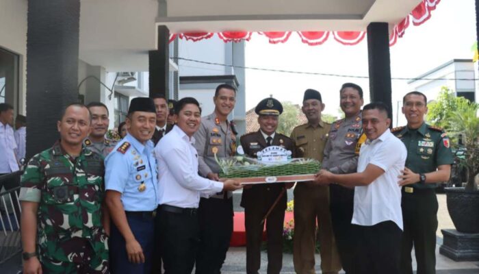 Solid, Kapolres Kirim Tumpeng dan Kue Kejari Magetan