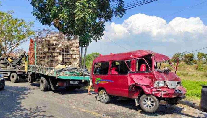 Sopir Diduga Ngantuk, Truk Ini Seruduk 2 Kendaraan, 8 Terluka