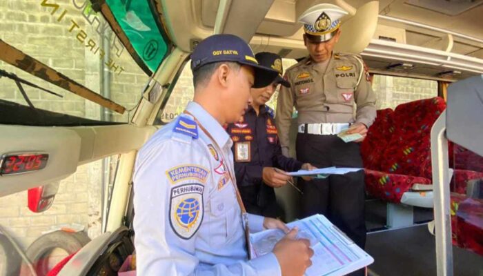 Gelar Program Unggulan Mahameru Lantas, Polisi Inspeksi Armada Bus di Ponorogo
