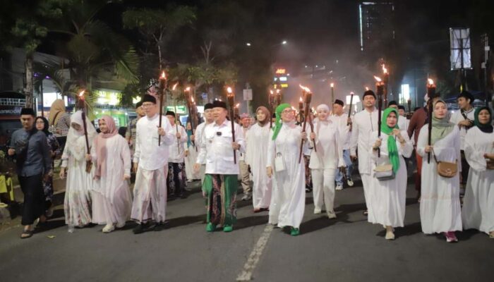Tahun Baru 1446 Hijriah, Ribuan Warga Ikuti Pawai Obor di Jember