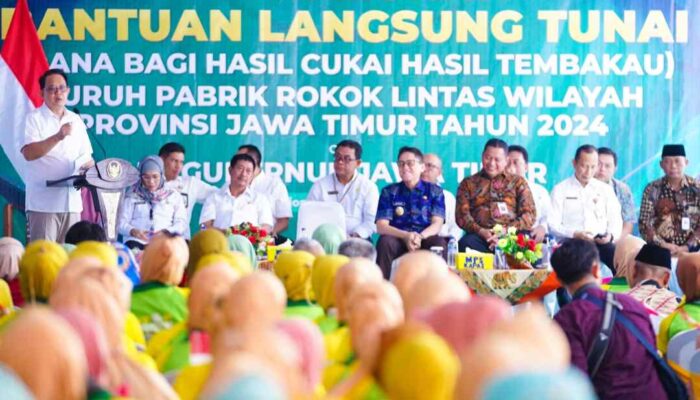 Pj Gubernur Jatim Salurkan BLT DBHCHT Bagi 393 Buruh Pabrik Rokok