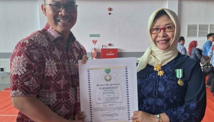 Guru Besar Unair Terima Penghargaan dari BKKBN