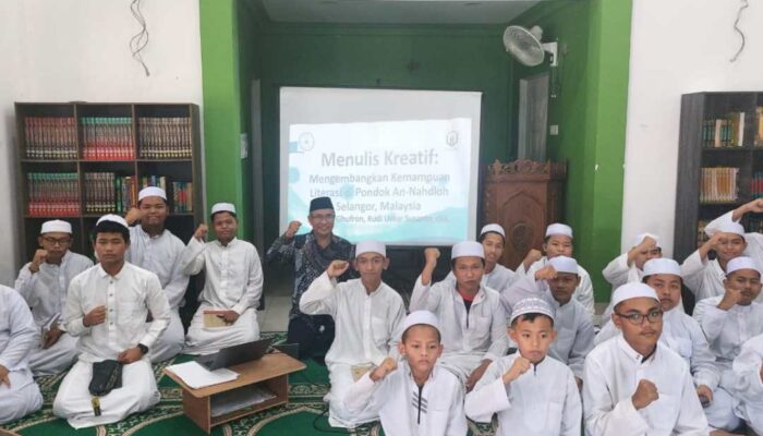 Pacu Bakat Menulis Kreatif, Doktor Syamsul Ghufron Beri Pelatihan di Ponpes Malaysia