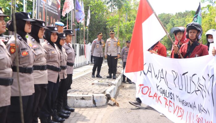 Aksi Koalisi Mahasiswa Ngawi Dukung Putusan MK Berjalan Damai