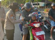 Hari Polwan, Polisi Ngawi Bagikan Coklat di Jalan Raya