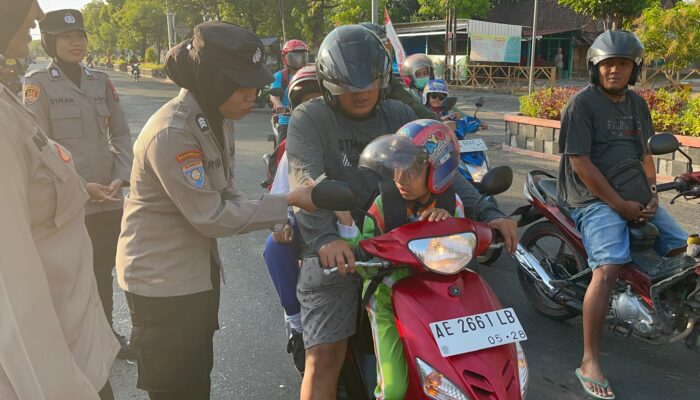 Hari Polwan, Polisi Ngawi Bagikan Coklat di Jalan Raya