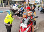 Polantas Lumajang Beri Hadiah ke Anak-anak yang Tertib Berlalu Lintas