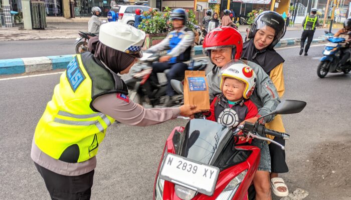 Polantas Lumajang Beri Hadiah ke Anak-anak yang Tertib Berlalu Lintas