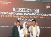 Simbolkan Rakyat Biasa, Mak Rini – Mas Ghoni Naik Delman Daftar ke KPU Blitar