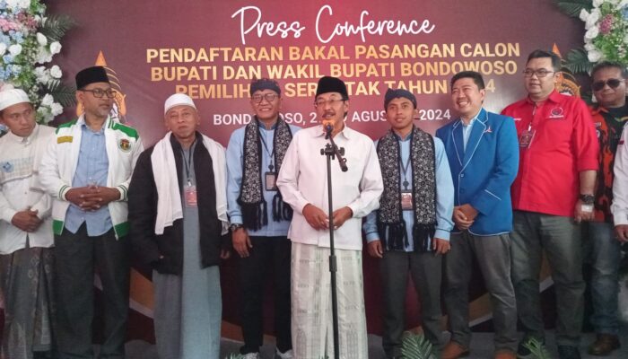 Pasangan Bagus Daftar ke KPU Bondowoso Naik Becak, Diiringi Sholawat Badar