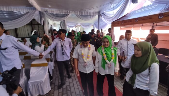 Sebelum Daftar, Cak Toriq-Ning Fika Deklarasi di Stadion