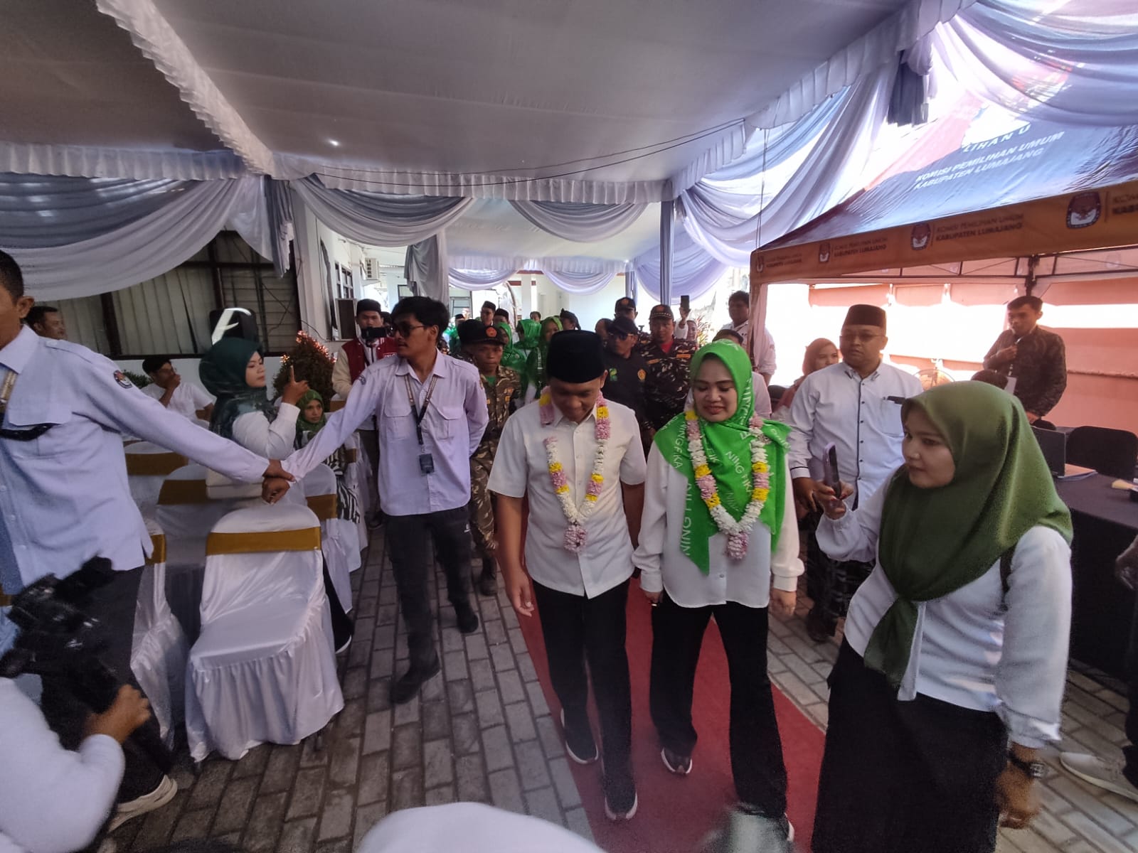 Pasangan Thoriq - Fika tiba di kantor KPU Lumajang untuk mendaftar calon bupati - calon wabup Lumajang. (Foto: Ahmad Fuad Afdlol / Beritabangsa.id)