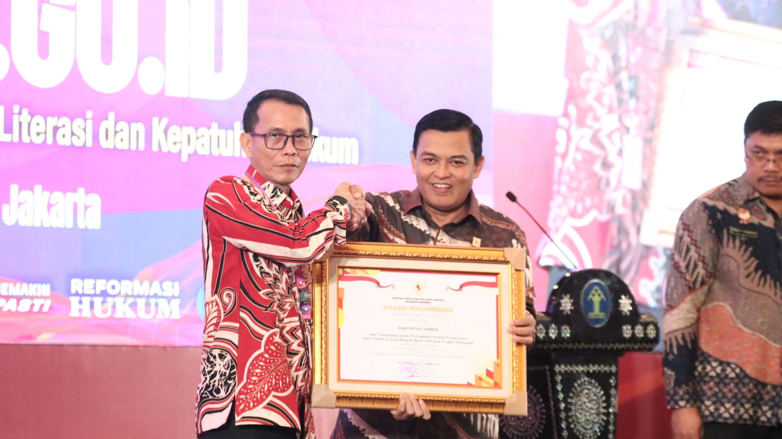 Pemkab Jember Raih Penghargaan Tertinggi JDIHN Awards
