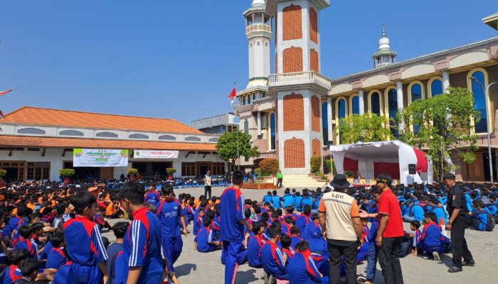 Sampah Jombang Jadi Perhatian Ratusan Santri dan Pelajar LDII