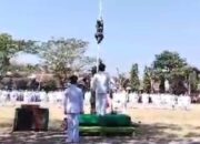 Keren, Aksi Nekat Babinsa Posramil Gondang Kodim Bojonegoro Panjat Tiang Bendera