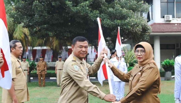 Pj Bupati Bagikan Bendera Merah Putih DPRD Lumajang Beri Apresiasi