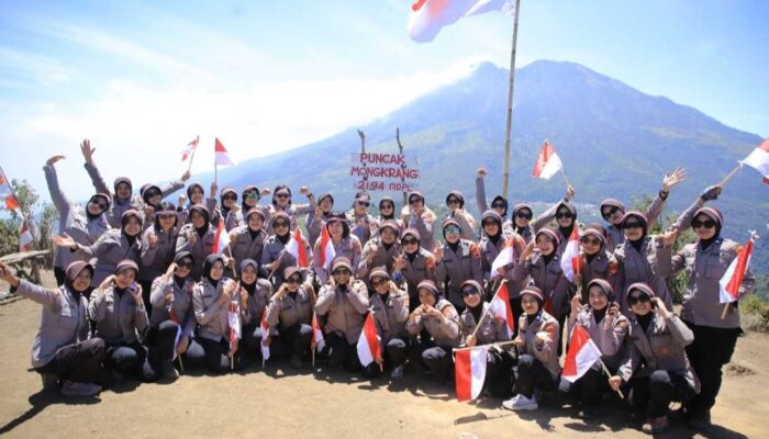 Polwan Kibarkan Bendera Merah Putih di Puncak Mongkrang