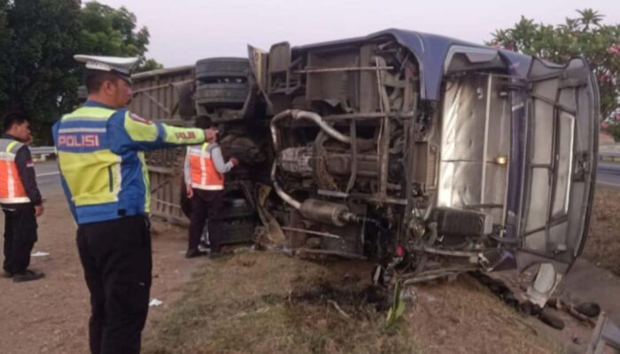 Bus Pariwisata Kecelakaan di Tol Jombang, 1 Orang Tewas
