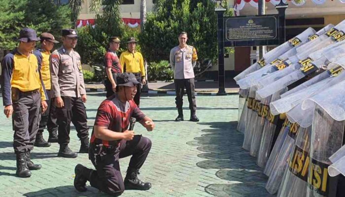 Melihat Latihan Polisi Magetan Tangani Potensi Kerusuhan Saat Pilkada 2024