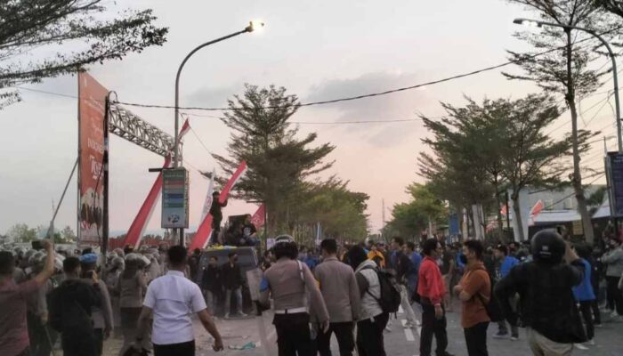 Aksi Demo Mahasiswa Ricuh, Robohkan Pagar DPRD Bojonegoro