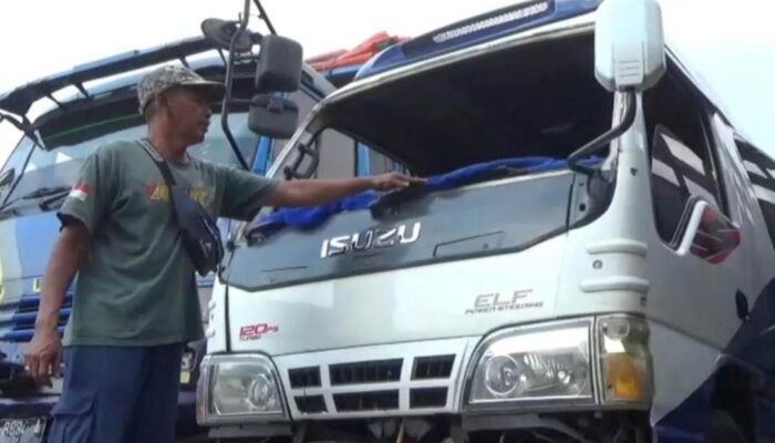 Elf Muatan Rombongan Anggota Perguruan Silat Terguling di Jombang