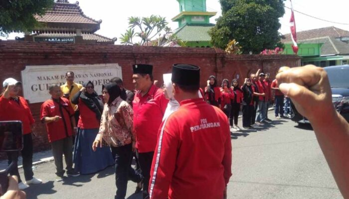 Bacagub Jatim Risma Ziarah Makam Gubernur Suryo di Magetan Sebelum Daftar ke KPU