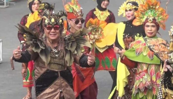 Bupati Jember Kenakan Kostum Tembakau di Grand Carnival JFC 2024