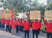 Massa Poros Perjuangan Geruduk DPC PDIP Malang, Desak Segera Rekom Sanusi-Gunawan