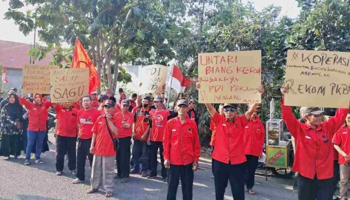 Massa Poros Perjuangan Geruduk DPC PDIP Malang, Desak Segera Rekom Sanusi-Gunawan