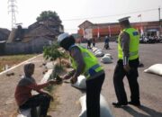 Satlantas Polres Magetan Bagikan Ratusan Paket Nasbung