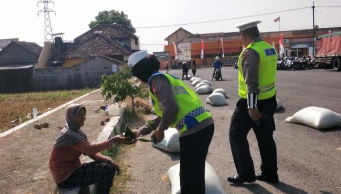 Satlantas Polres Magetan Bagikan Ratusan Paket Nasbung