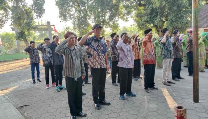 Pecah Telur, Pemuda Dusun Jati Duwur Gelar Upacara HUT RI ke-79 Kenakan Baju Jawa