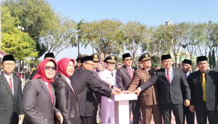 Peringatan HUT RI ke- 79, Pemkab Gelar Upacara Pengibaran Bendera Raksasa