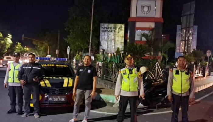 85 Polisi Ngawi Sekat Jalur Perbatasan Jateng-Jatim di Acara IKS PI