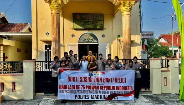 HUT ke-76 Polwan, Polisi Wanita Madiun Kota Bersih Bersih Tempat Ibadah