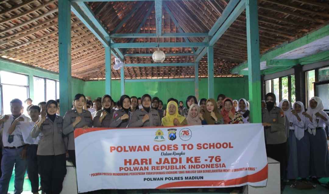 Polwan goes to school