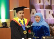 Lulus Tepat Waktu, Putra Bungsu Gubernur Jatim Lulus Sarjana Hukum Unair