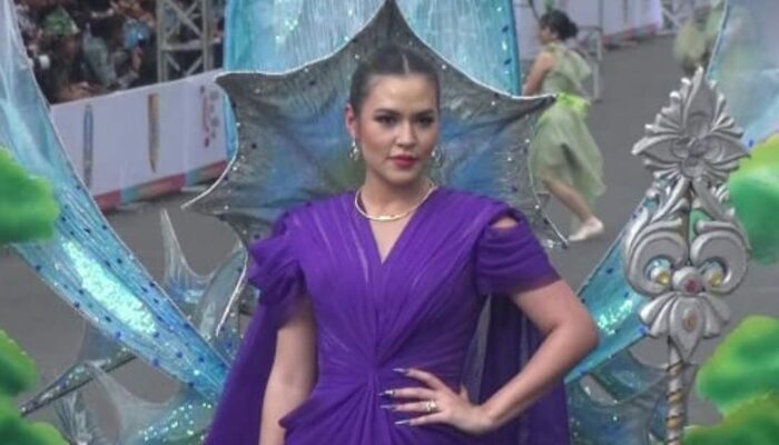 Raisa Tampil Cantik dengan Gaun Ungu di Grand Carnival JFC 2024