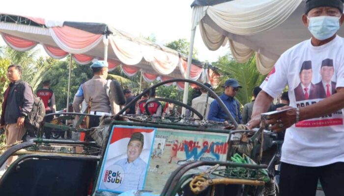 Bawaslu Jombang Selidiki Penempelan Stiker Bacabup Saat Pembagian Beras dan Uang