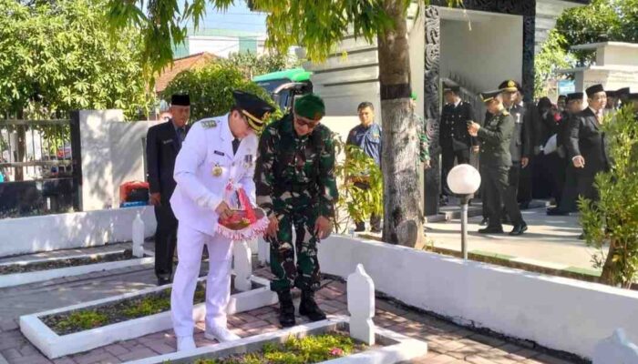 Kenang Jasa Pahlawan, Pemkab Bojonegoro Tabur Bunga di TMP