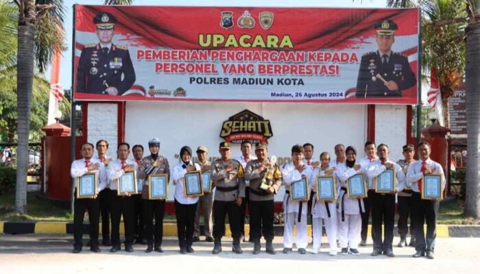 Polres Madiun Kota Beri Penghargaan 17 Personel Berprestasi