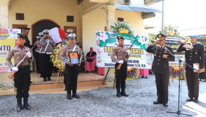 Tembakan Salvo Iringi Kepergian Anggota Polres Ngawi