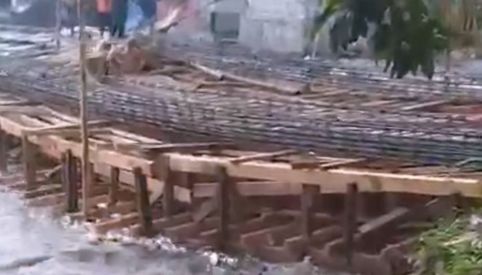 Belum Rampung, Jembatan Desa Sutojayan Kembali Ambrol Diterjang Banjir