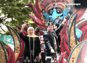 Khofifah-Emil Dapat Nomor Urut 02, Diarak Ribuan Pendukung ke Tugu Pahlawan