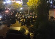 Hujan Tak Halangi Nobar Timnas Indonesia vs Australia di Lumajang