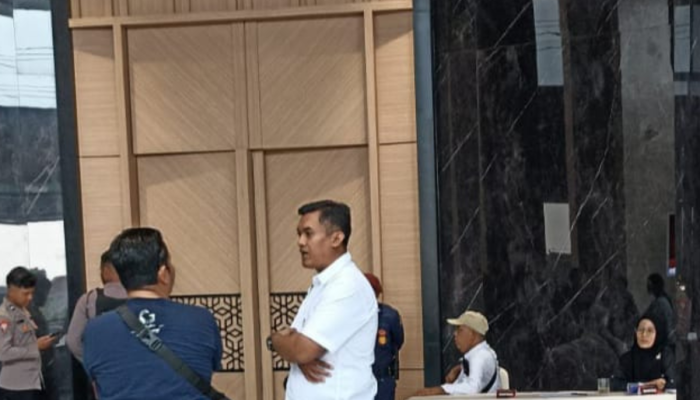 Duh, Sekuriti KPU Kabupaten Blitar Halangi Wartawan Meliput