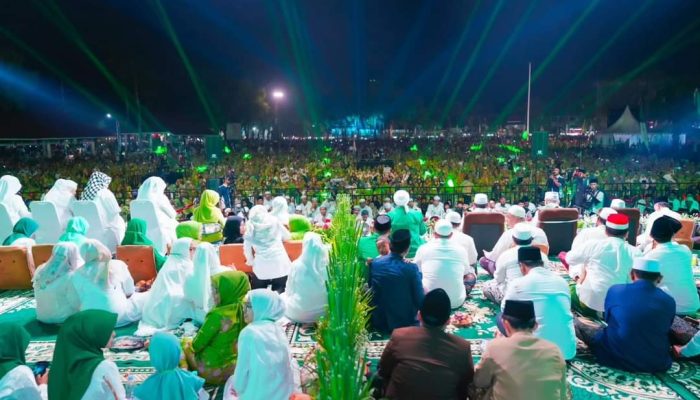 Khofifah dan Munjidah Wahab Solawatan Bareng Ribuan Muslimat Jombang