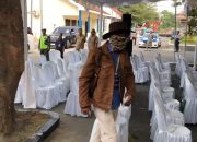 Sosok Bertopi Koboi Diduga Kades Hadiri Pengundian Nomor Urut di KPU Jombang