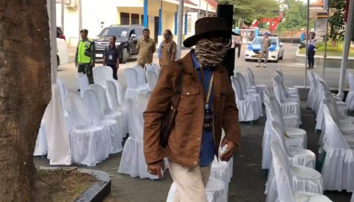 Sosok Bertopi Koboi Diduga Kades Hadiri Pengundian Nomor Urut di KPU Jombang